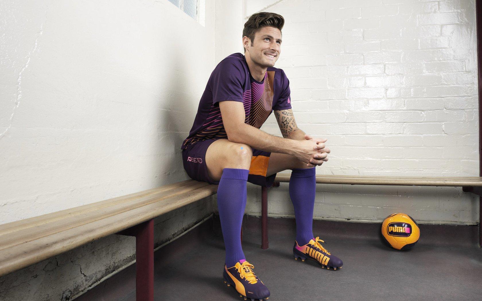 中超转会市场掀起波澜，英博瞄准斯坦丘强化中场，河南队敲定阿齐兹补强锋线，前国安外援梅米舍维奇加盟西海岸引球迷热议