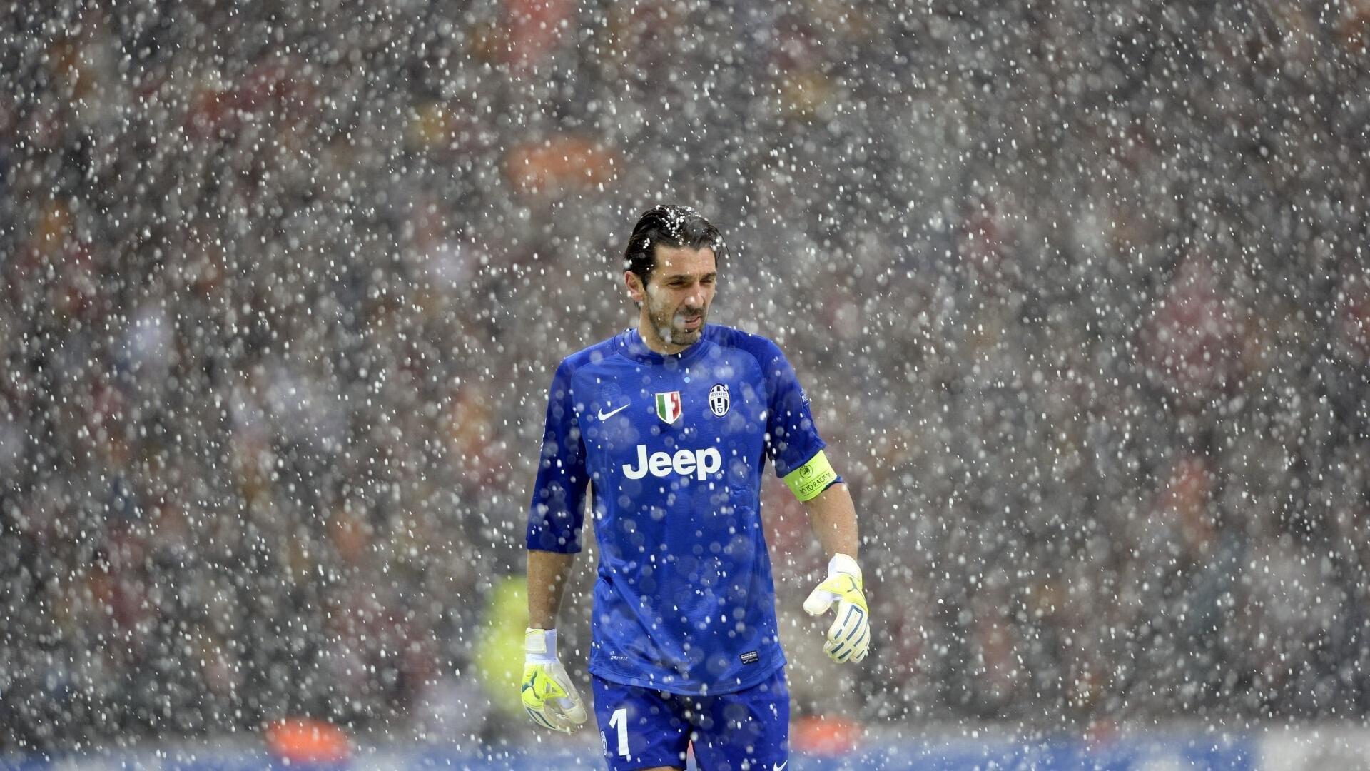 艾克森退役后首度公开亮相，宣布投身青训事业获上港球迷一致赞誉